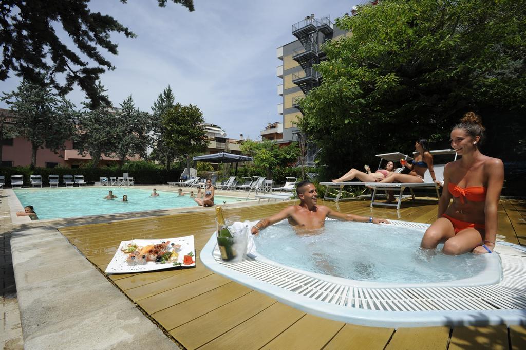 Club Hotel Le Nazioni Montesilvano Marina Exterior foto